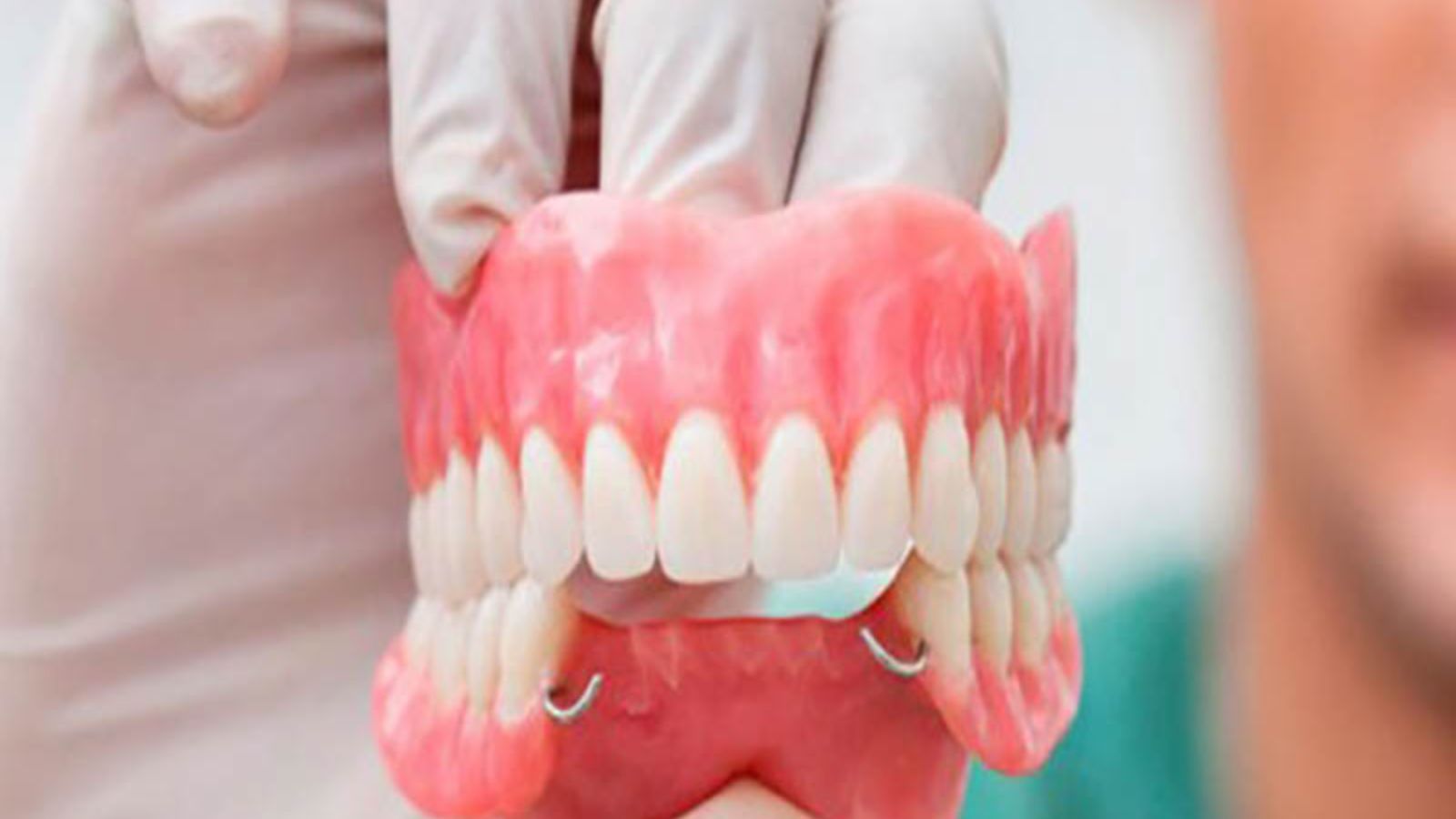 Răng giả tháo lắp khiến bệnh nhân  tự tin hơn.